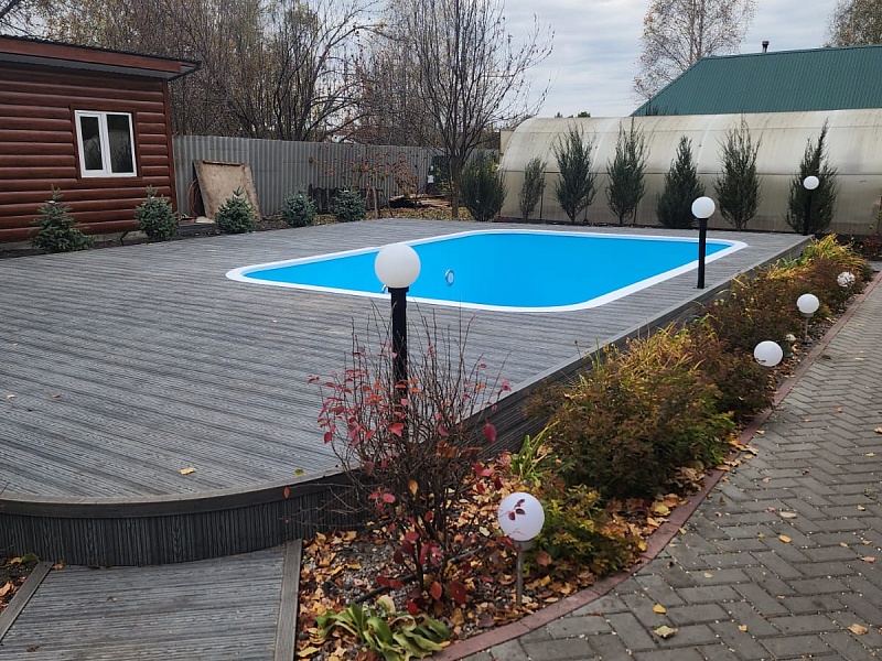 Частный дом, площадка  для бассейна из террасной доски